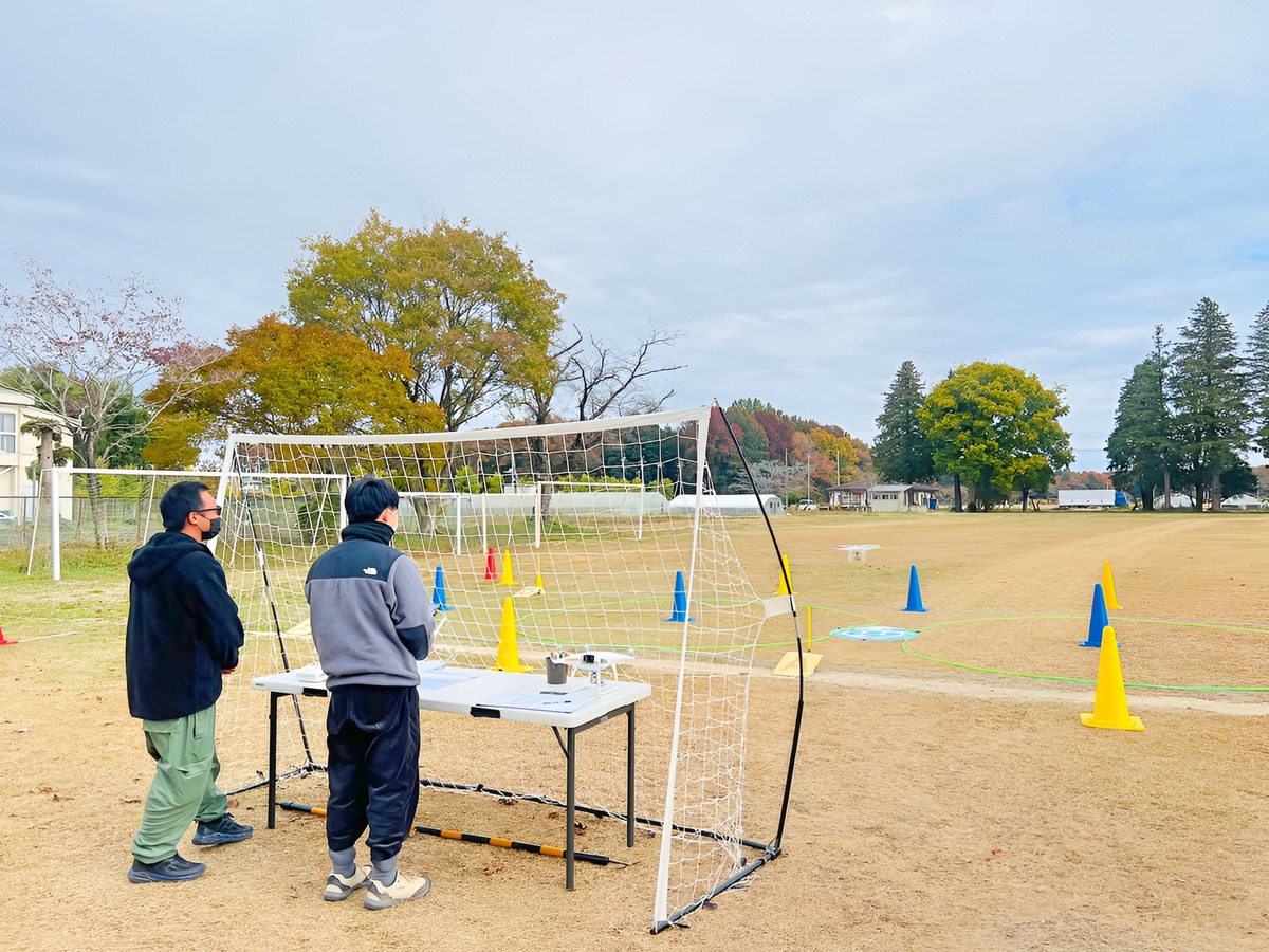 8の字飛行は惰性を使いながらラダー（回転）させます