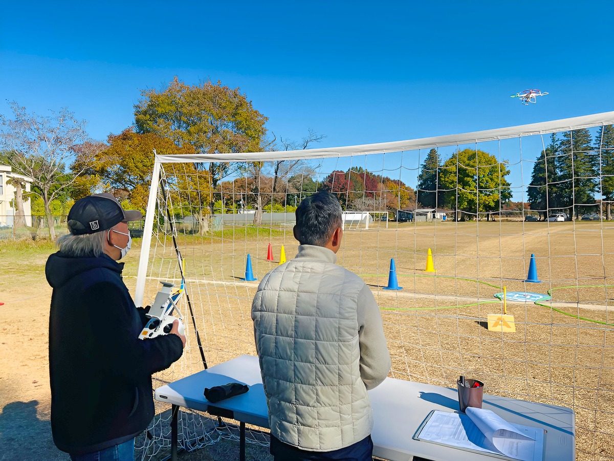 「ピルエット飛行」15〜20秒内に360度回頭します