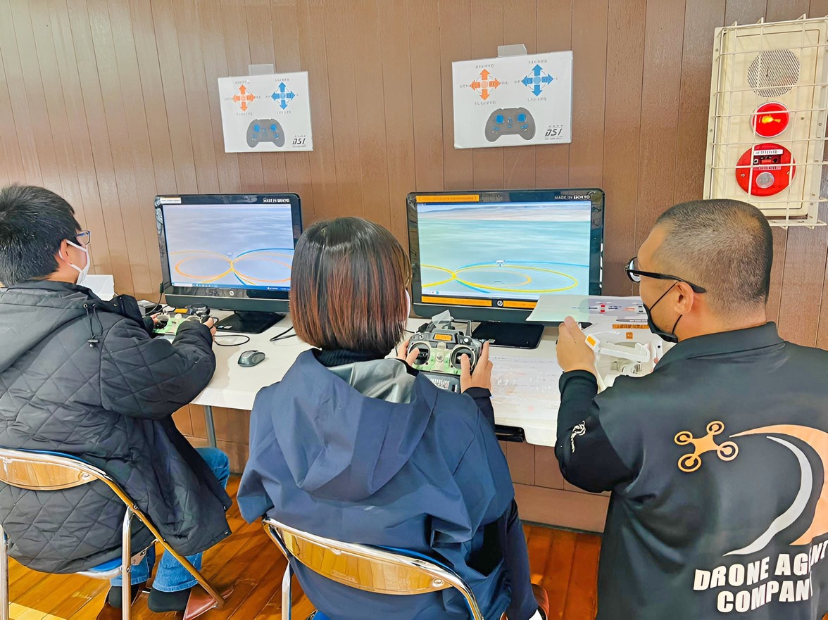 左右スティックの入力を習得。まずは離陸からです