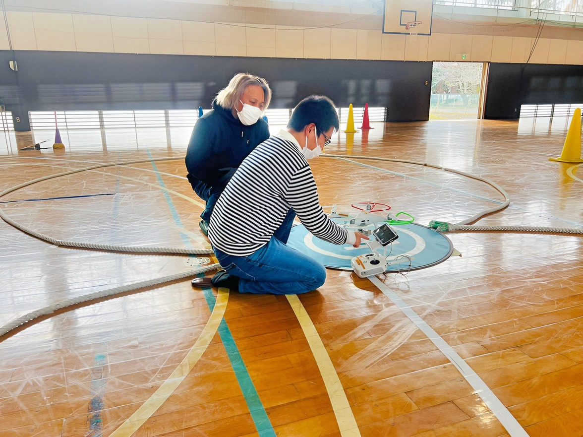 左右スティックの入力を習得。まずは離陸からです