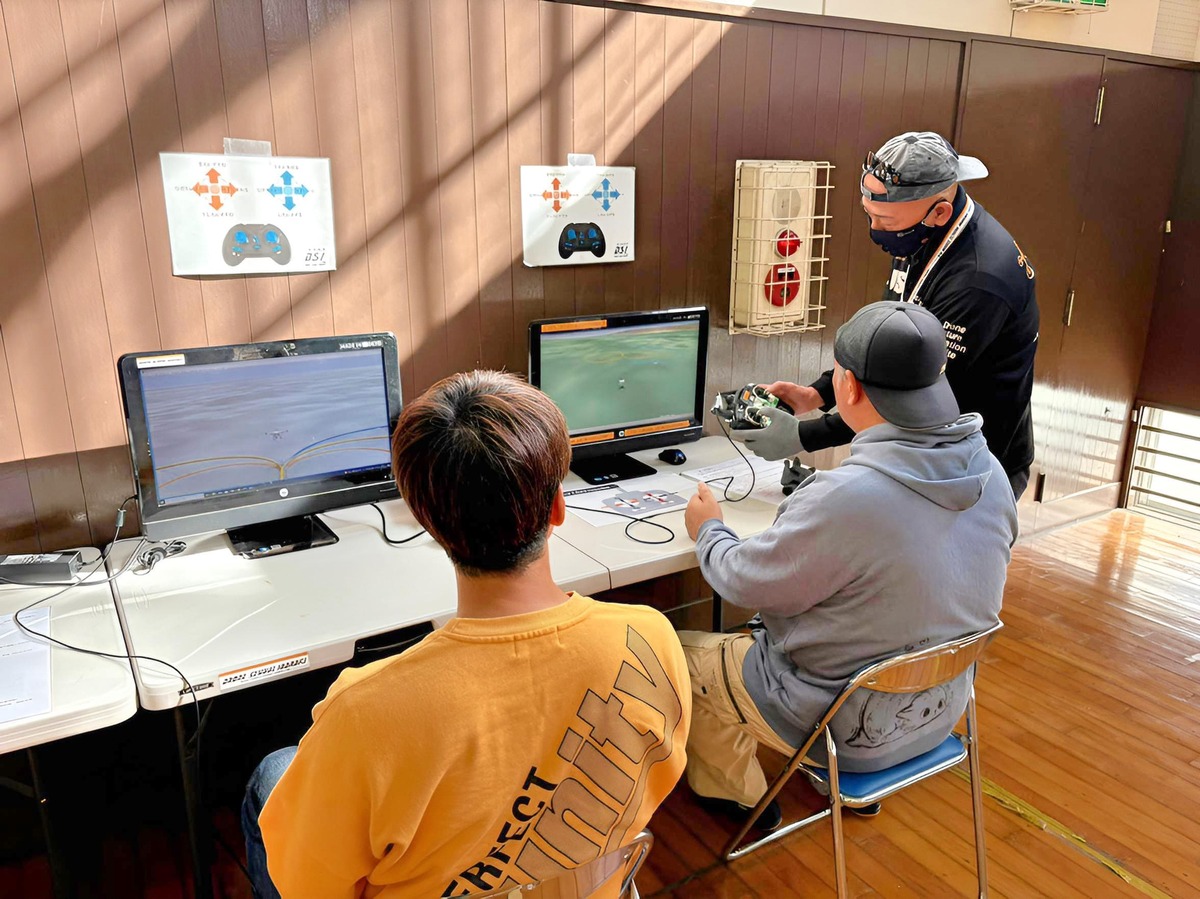 操舵入力の手本を見せながら感覚を養っていただきます