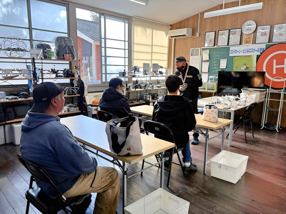 飛行訓練前ブリーフィング。各自課題と注意喚起を共有