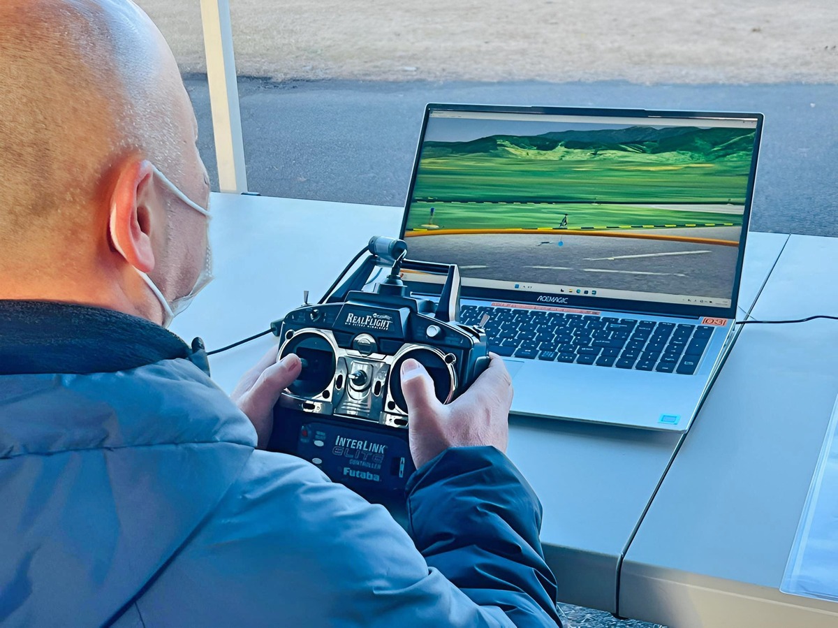 当て舵にはワンローターヘリを使用。ホバリングが難操