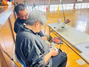 Sさんは目視外飛行、GS操舵。機首方向感覚を訓練