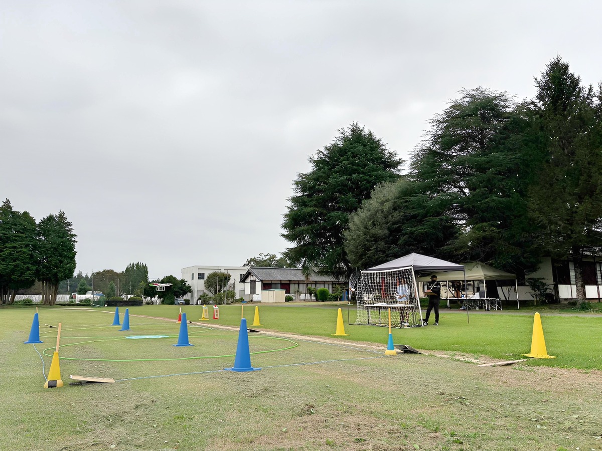 「飛行前点検」高度1.5m四操舵及びカメラ起動確認