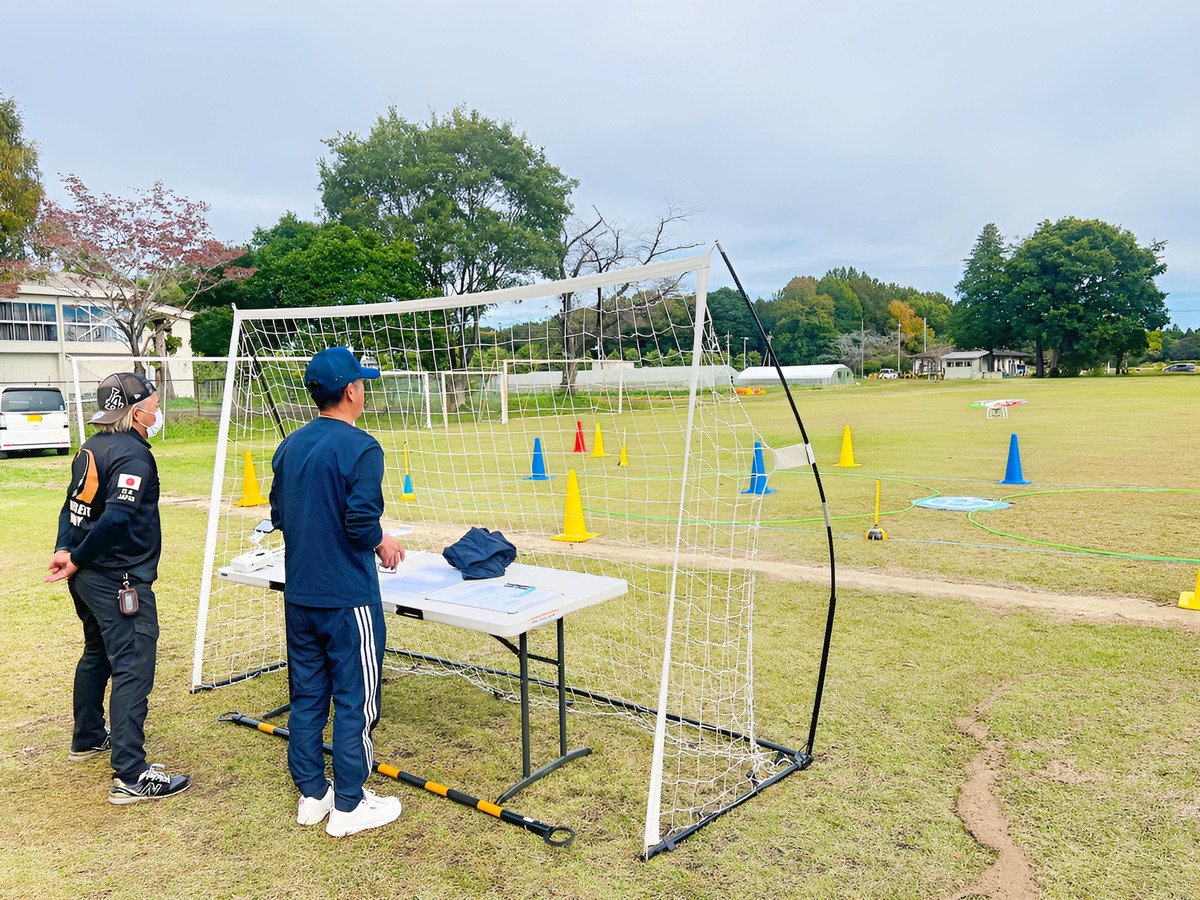 Fさんは中日。当て舵を機首四方に向けた飛行訓練です