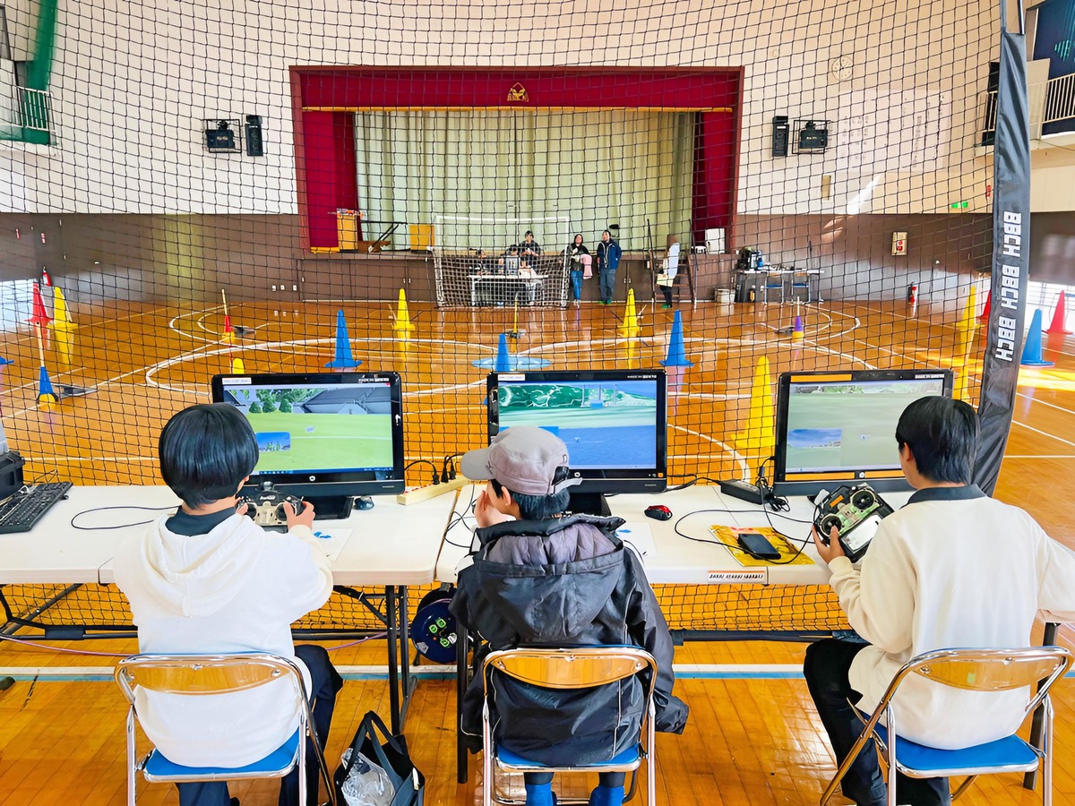 シュミレーターに興奮する若者。ゲーム感覚だそうです