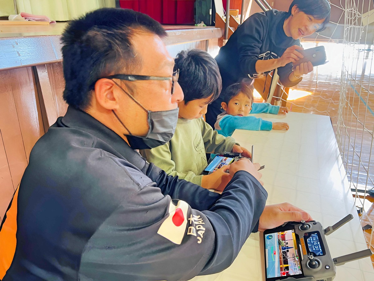 ドローン飛行に年齢など関係ありません。安定飛行