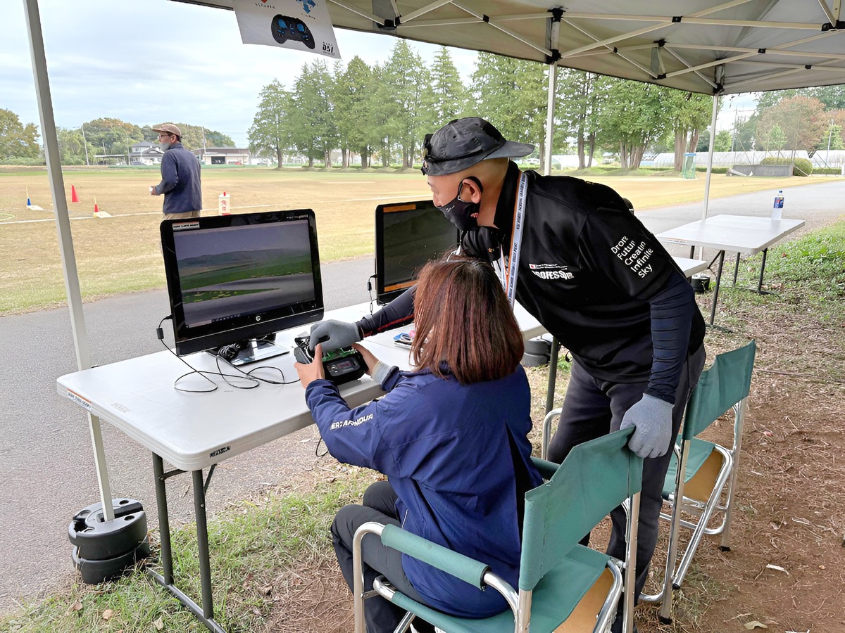 フライトシュミレーターから操舵訓練。左右の役割習得
