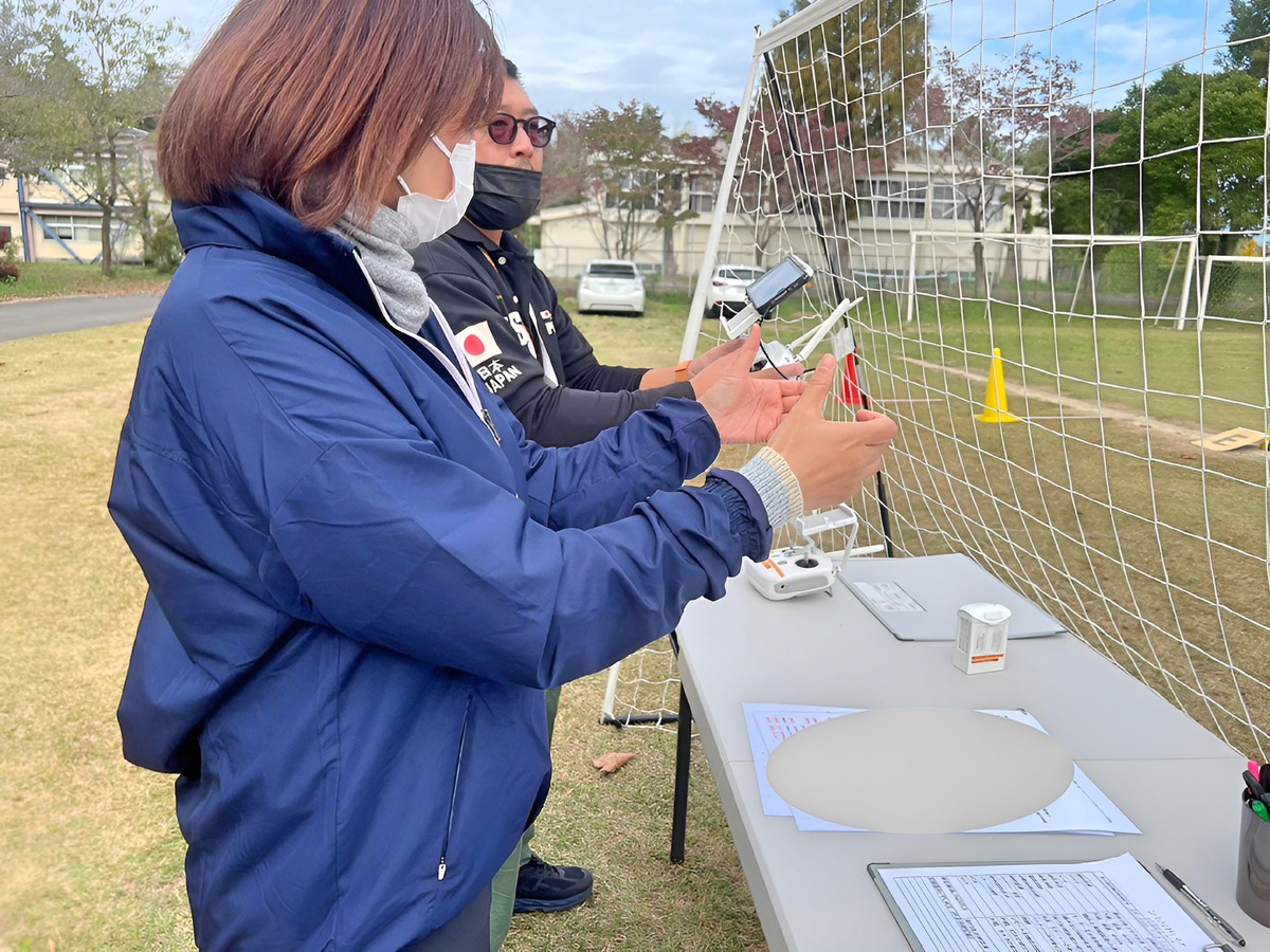 プロポの持ち方からレクチャー。疲れないコツがあります