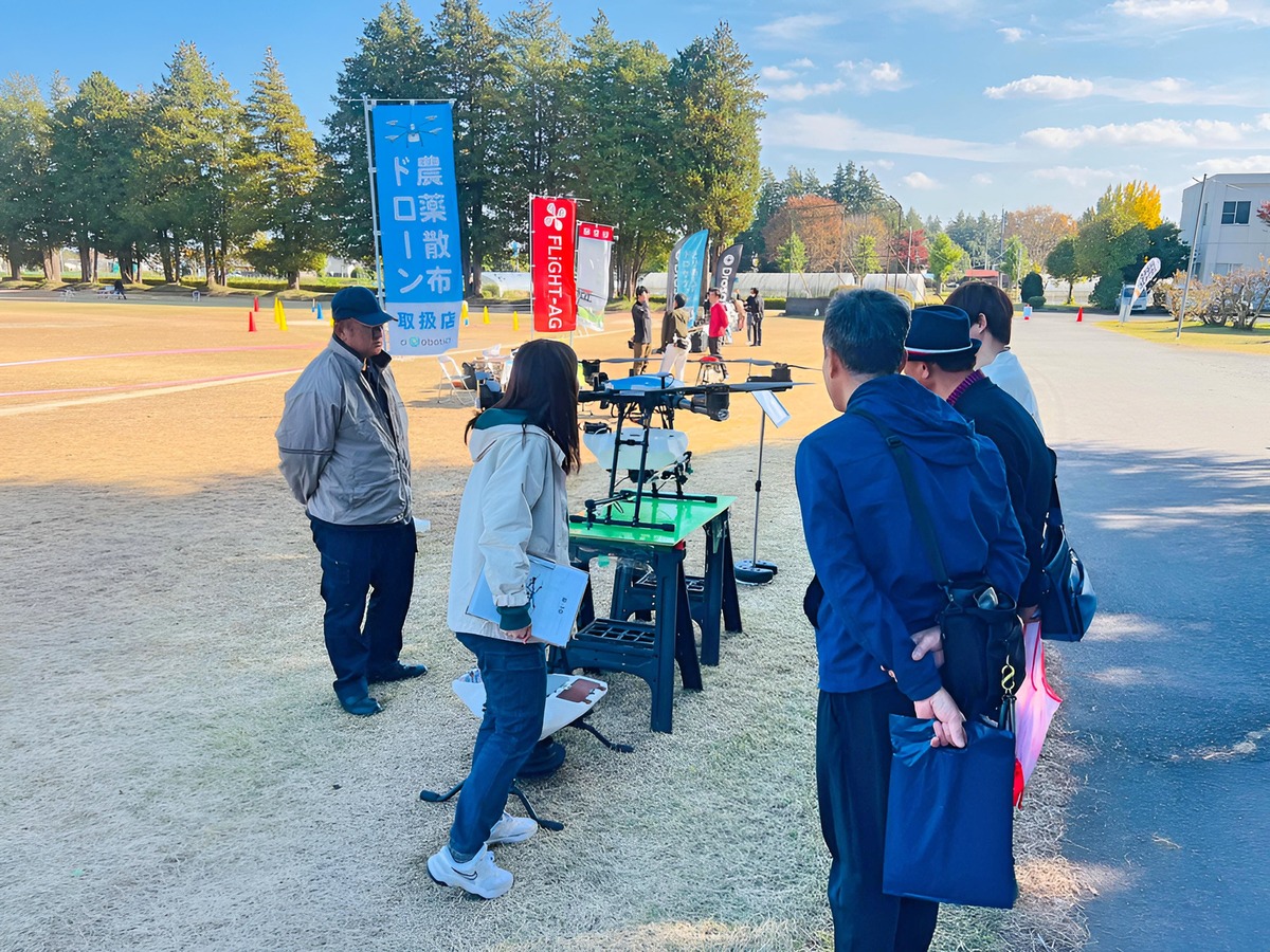 農業用ドローンの解説を聞く農家の方たち