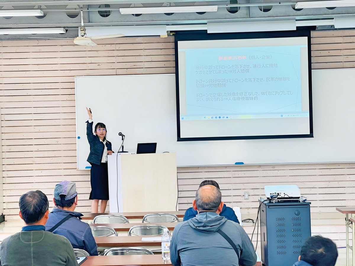 動産保険や損害賠償責任保険の説明をするサエコさん