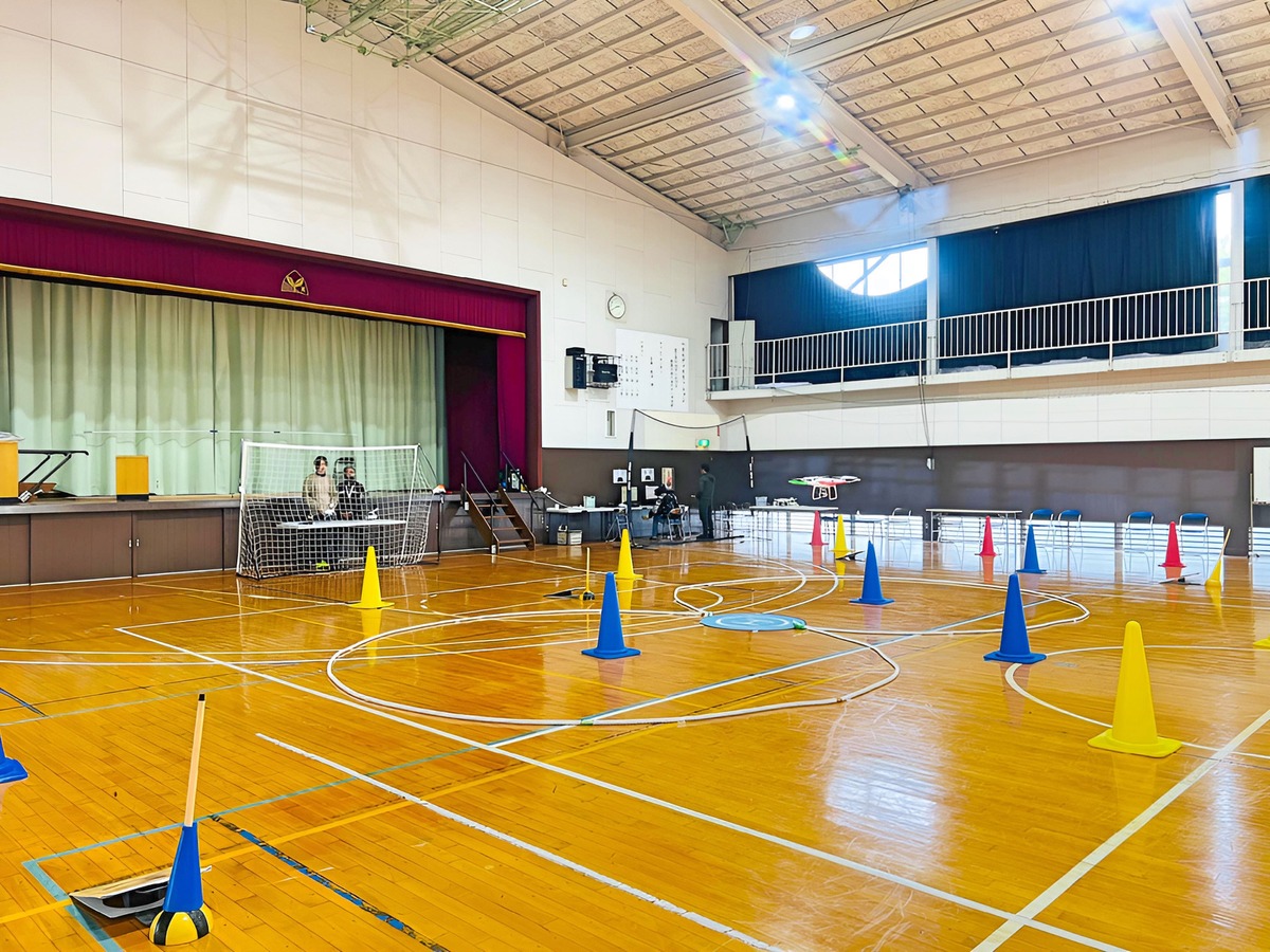 基本飛行から操縦慣れをしていき応用飛行へ移行します