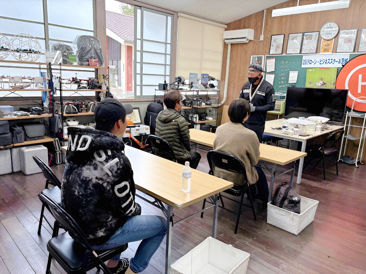 飛行訓練前ブリーフィング。各人課題と注意事項を共有します