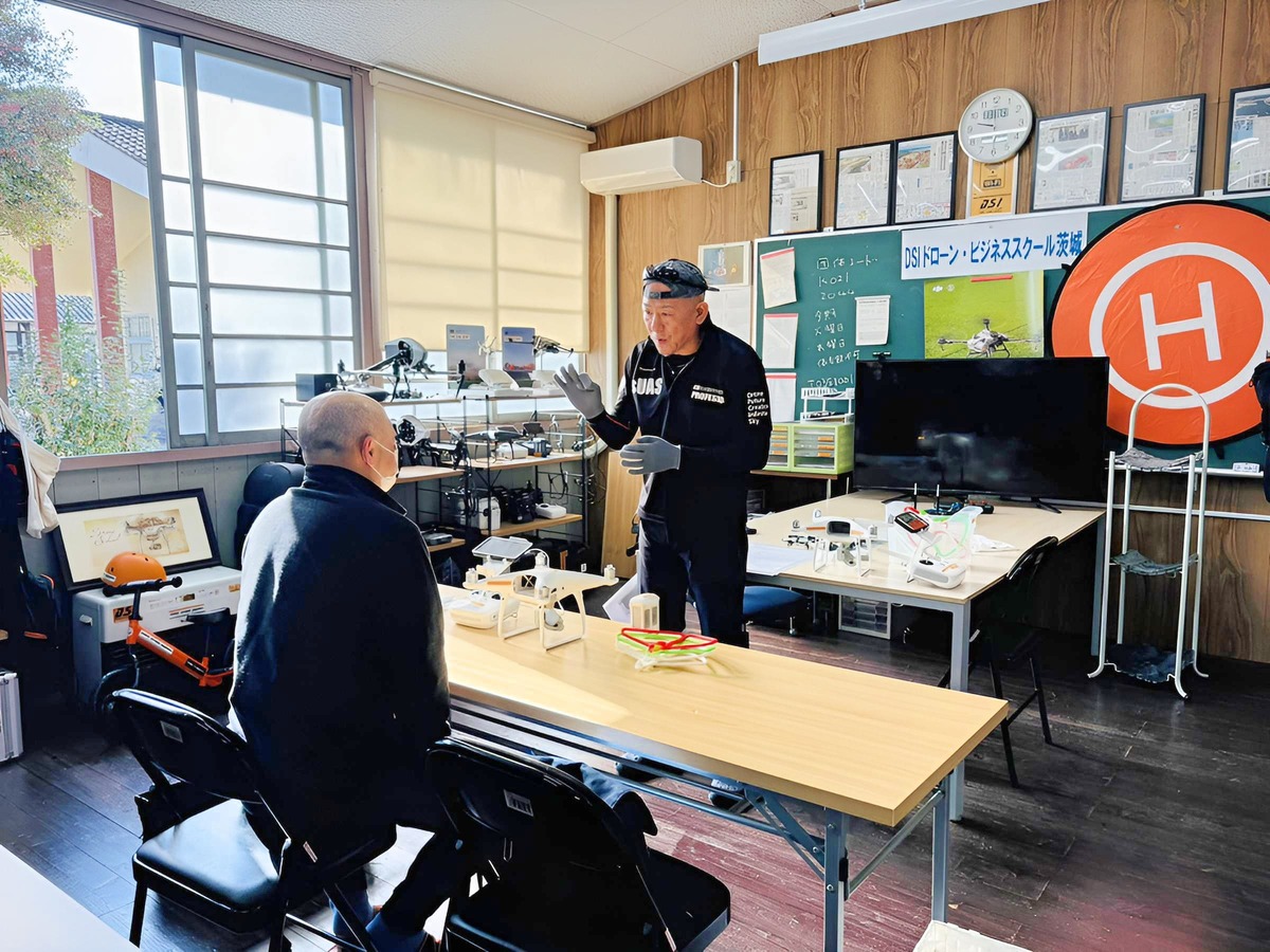 飛行訓練前ブリーフィング。一等受講への心構えなど共有