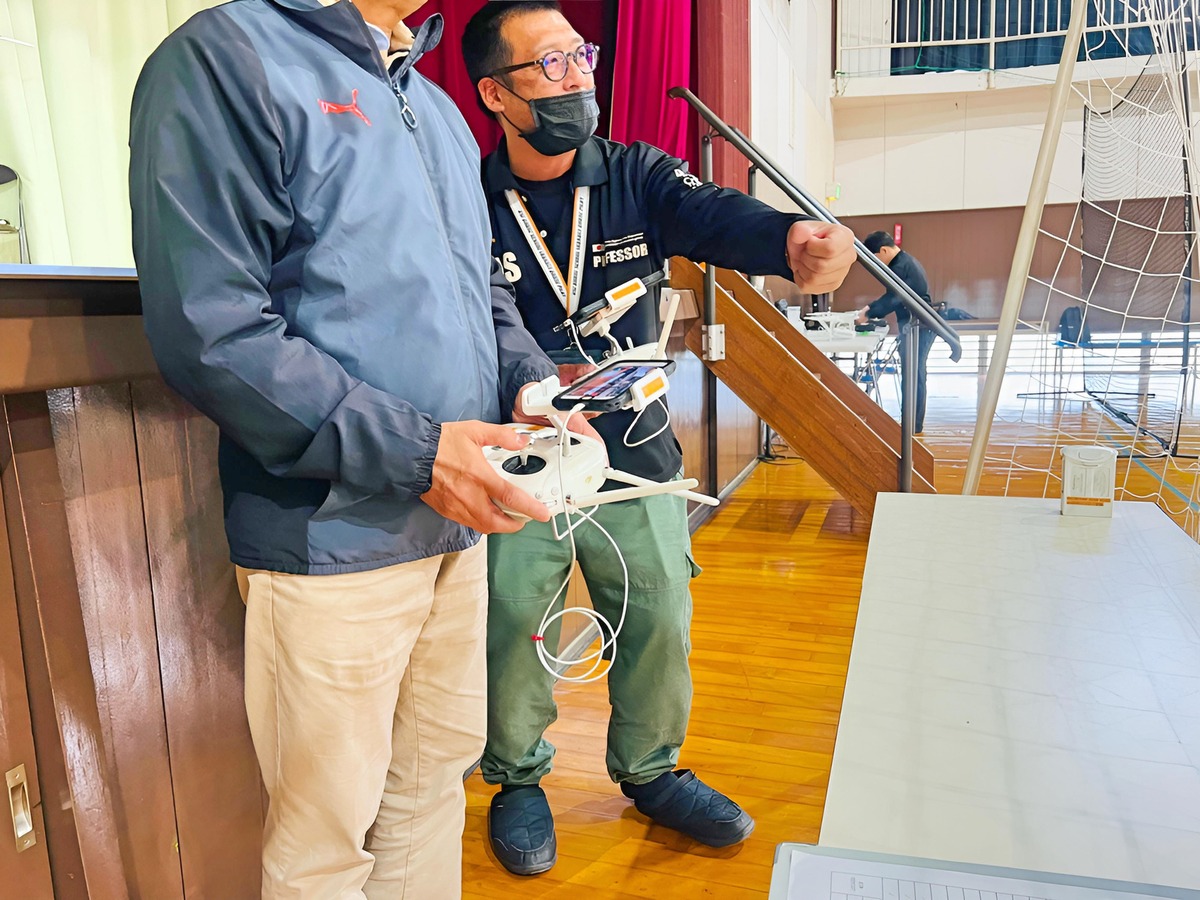 8の字は飛行は二方向同時に入力が必要な為難儀操舵