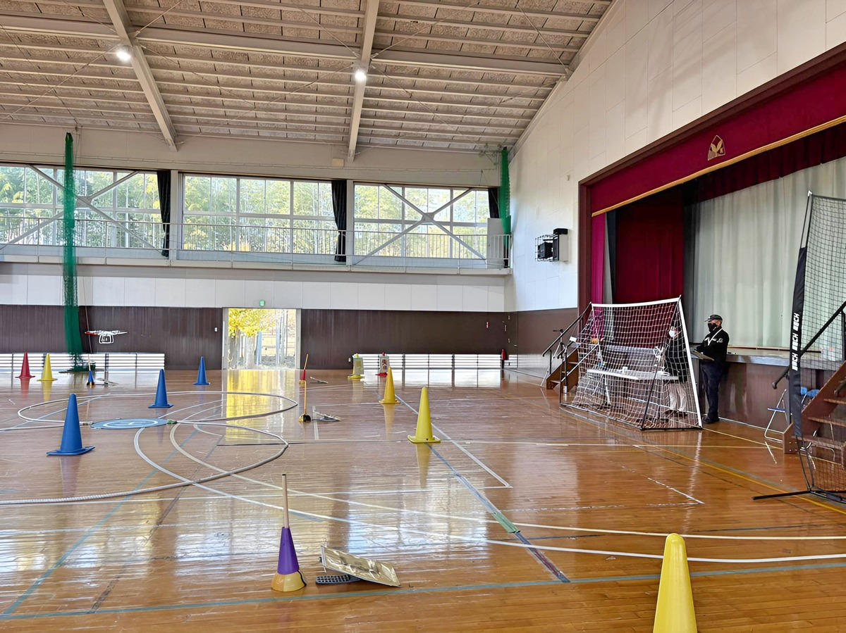 「飛行前点検」高度1.5m四操舵及びカメラ起動確認