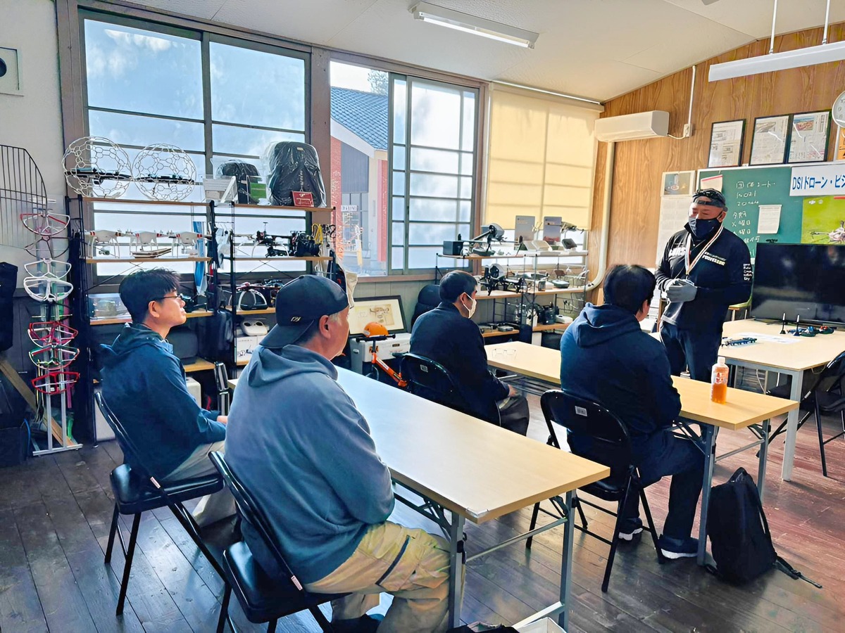 飛行訓練前ブリーフィング。本日の課題や修検について