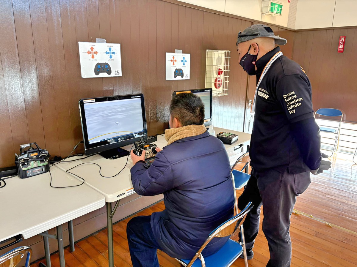 操舵にはシュミレーター。スティック操作はデリケート