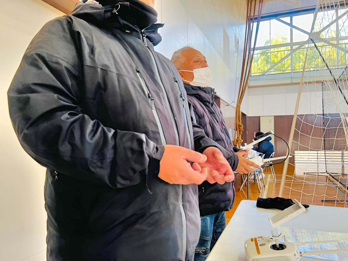 教官による手本飛行。候補生も自然と指がつられます