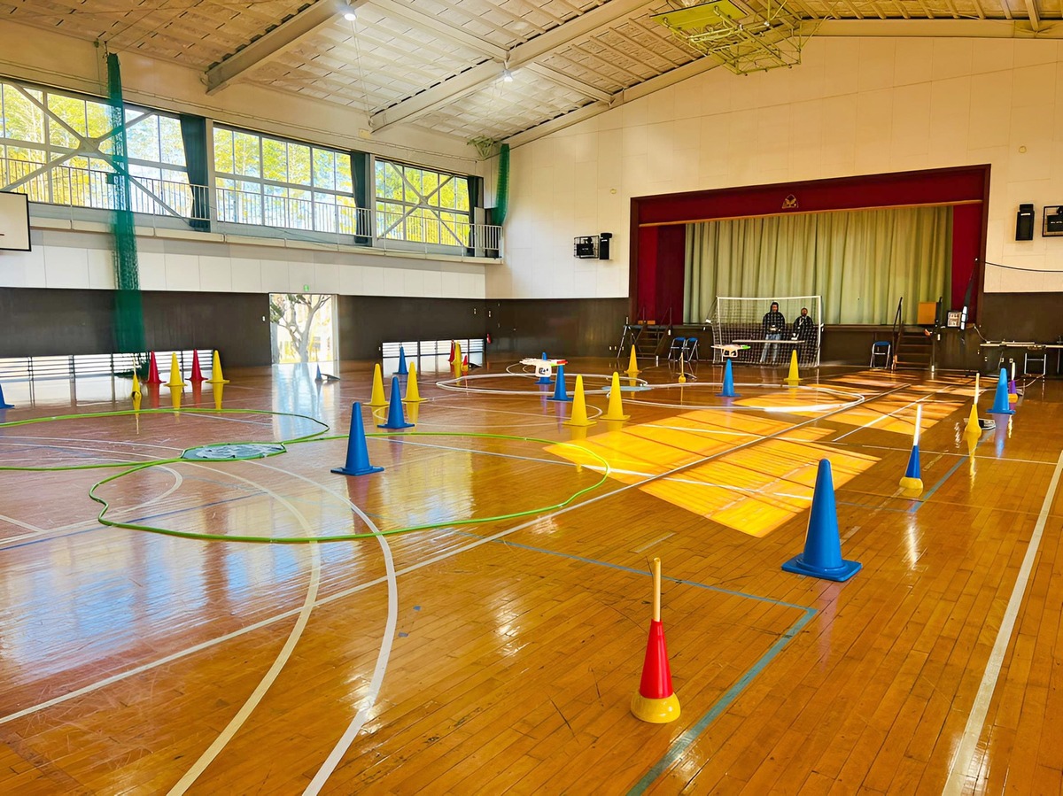 2コート運用。広域で余裕があり2機が悠々飛行します