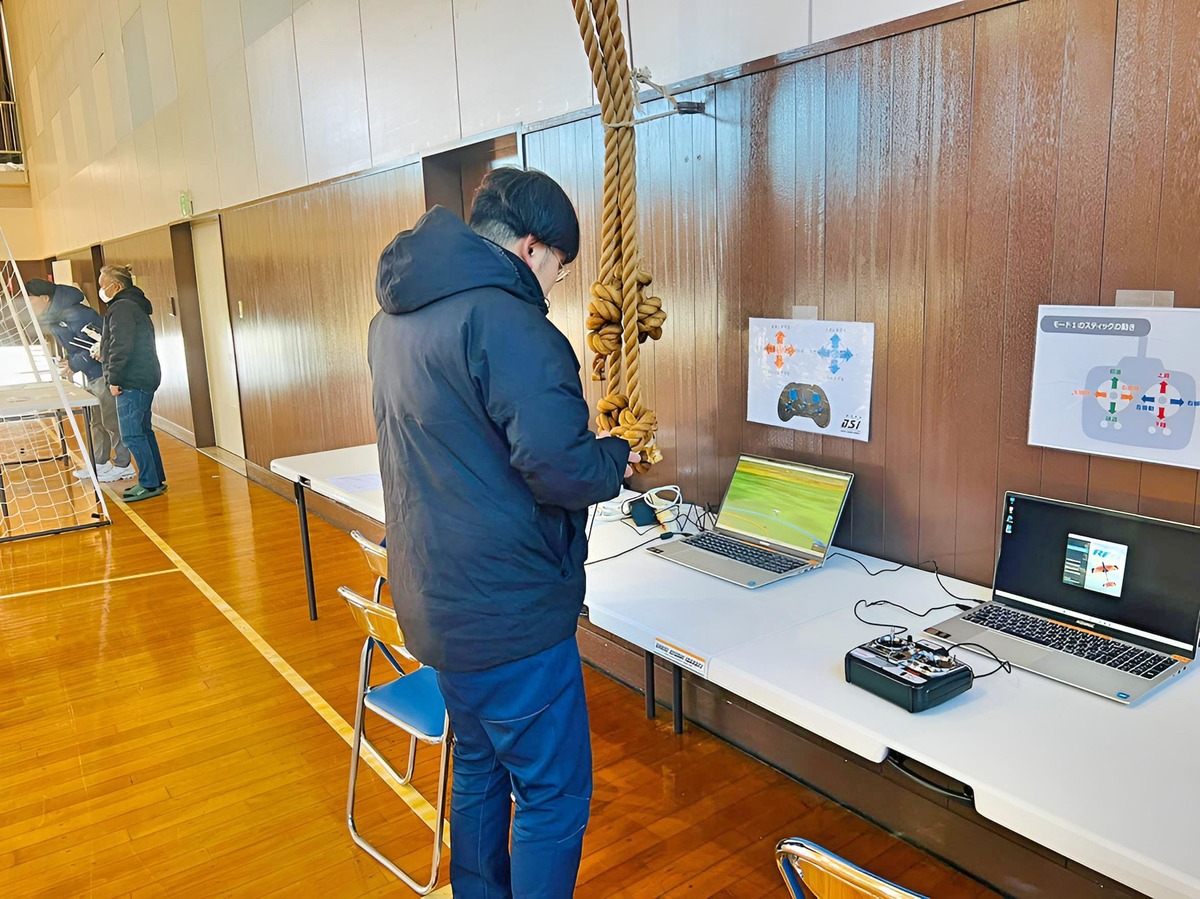 リアル飛行を想定して起立状態で操舵訓練