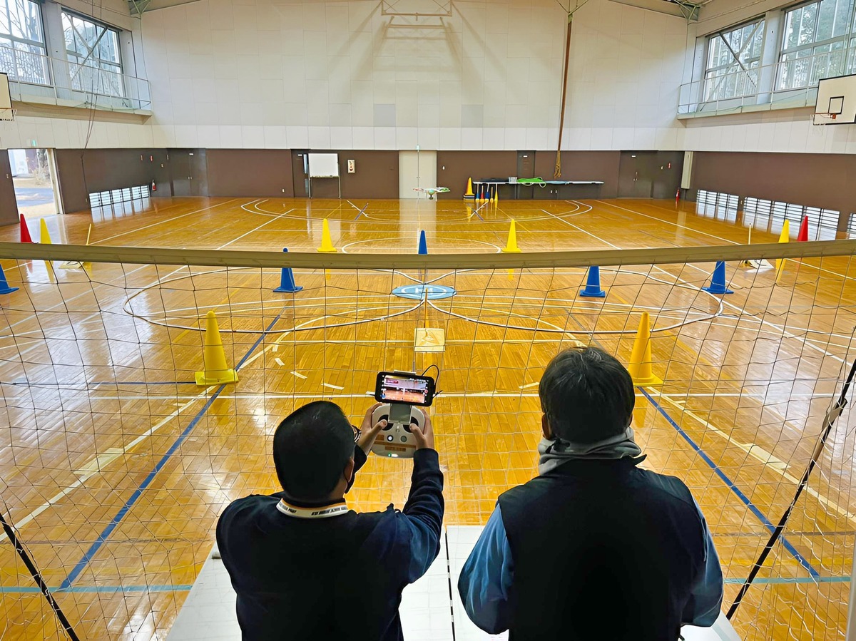 手解きをする教官。簡単に離陸するが故に危険性を解説